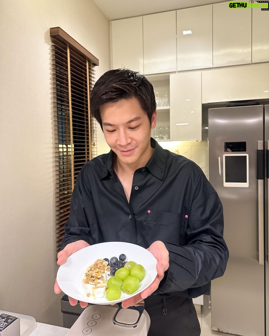 Chutavuth Pattarakampol Instagram - ช่วงนี้อินทำกรีกโยเกิร์ตกินเอง😋🍇🫐👍🏻