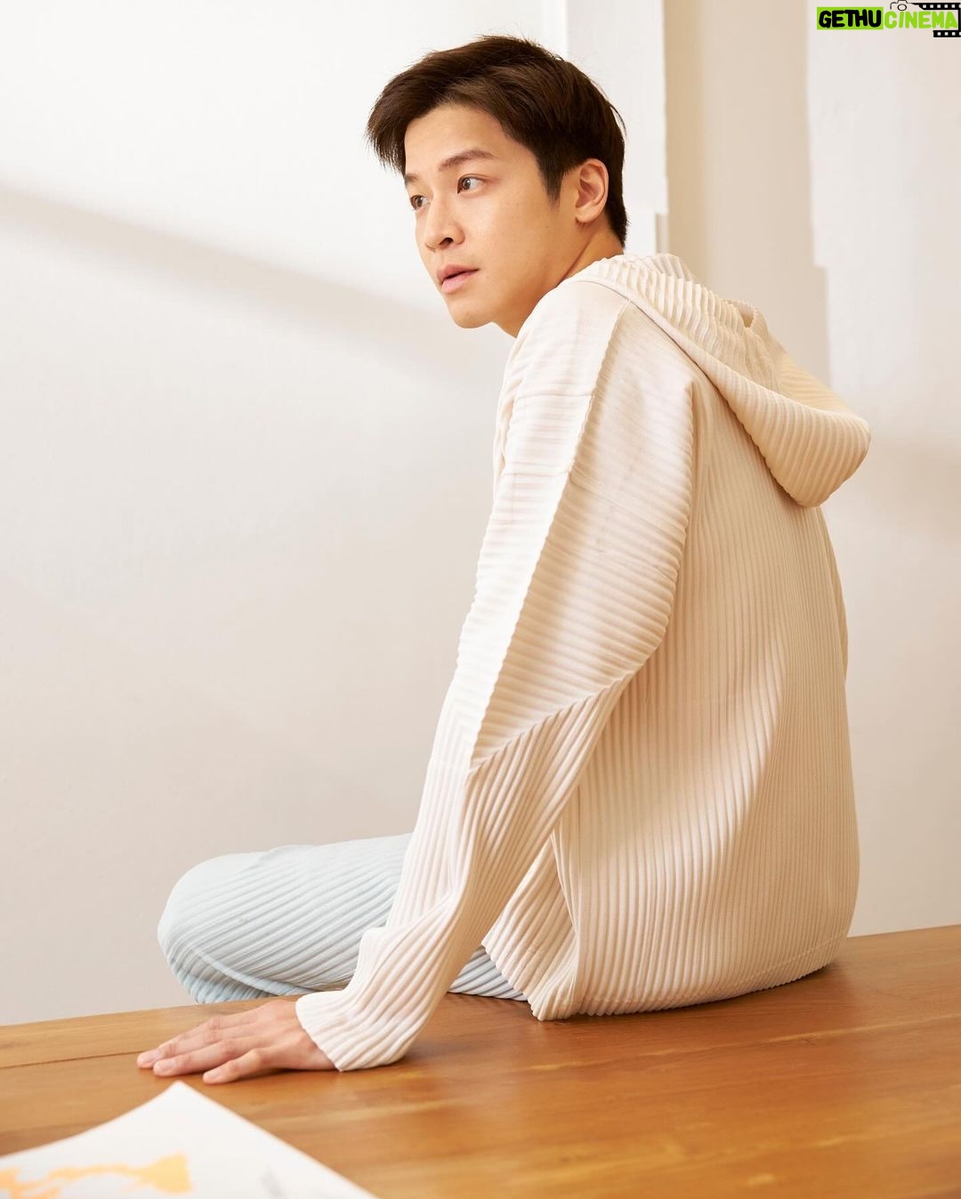 Chutavuth Pattarakampol Instagram - “HOMME PLISSÉ ISSEY MIYAKE 10 YEARS OF DESIGN AND MAKING” นี่ใส่มาตลอด ยังไม่เคยยับเลยครับ…ถ้าวันไหน มีหลายอย่างต้องทำ ผมจะเลือก HOMME PLISSÉ ISSEY MIYAKE เอาอยู่หมด ใส่ได้ทุกโอกาส ทุกสถานการณ์ #HPpeople #HP10th