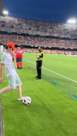 Chutavuth Pattarakampol Instagram - My dreams come true 💭⚽️ 
Thank you to @laliga and @valenciacf 🦇