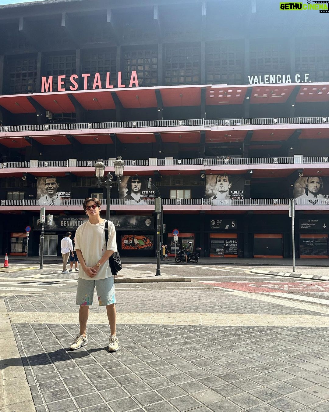 Chutavuth Pattarakampol Instagram - Experiences don’t come much better than this. Thank you @LaLiga and @Valenciacf for an unforgettable day. Valencianista~, Are you ready for tonight? 🦇🦇🦇 #GameOnLALIGA Mestalla Stadium