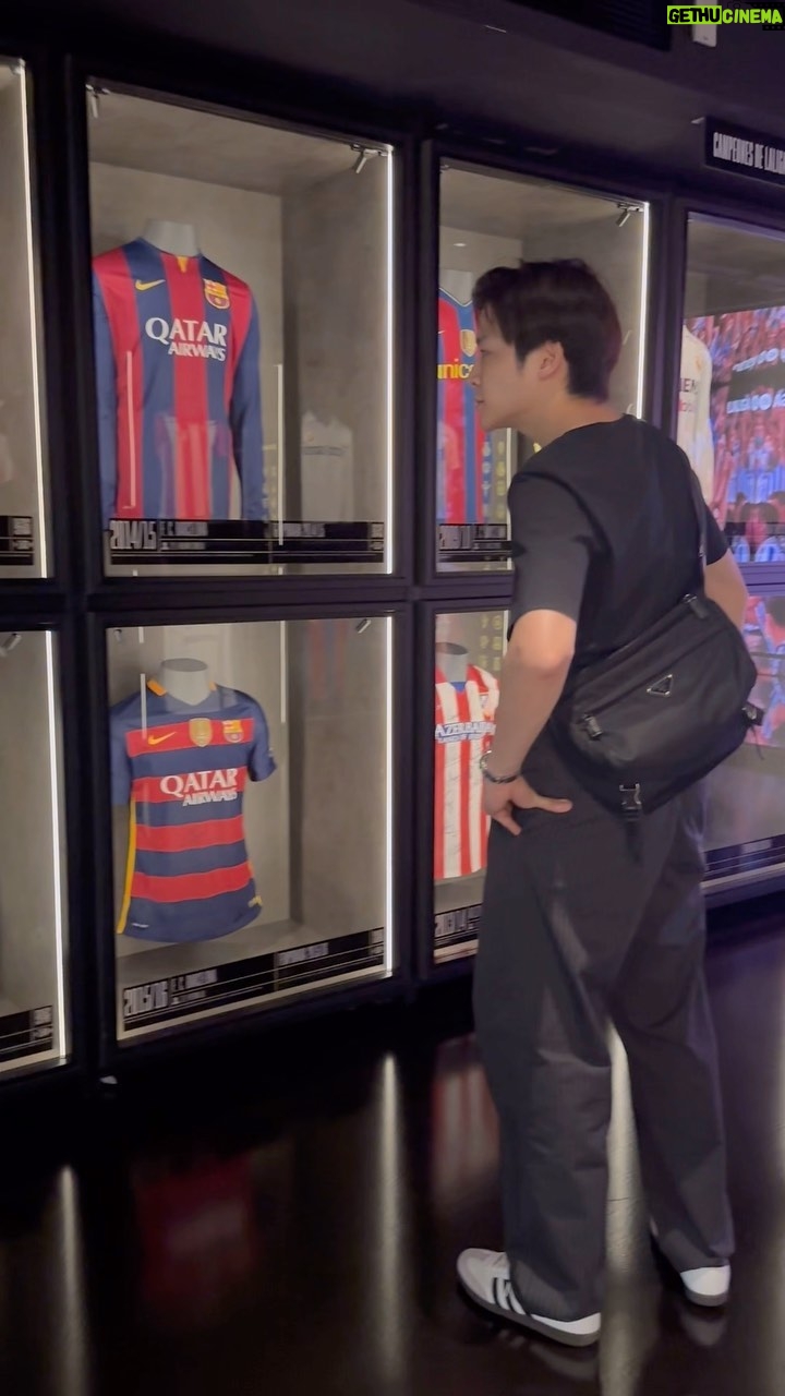Chutavuth Pattarakampol Instagram - ทาง @laliga ได้พาผมมาเปิดโลกที่ @legends_experience มาแล้วคืออึ้งไปเลย เพราะเสื้อนักฟุตบอลแต่ละตัวที่อยู่ที่นี่เป็นระดับตำนานทั้งนั้น สมชื่อเค้าเลยแหละ ใครอินกับฟุตบอลแล้วมาที่มาดริด ไม่ควรพลาดที่นี่ครับ⚽️👍🏻 Madrid, Spain