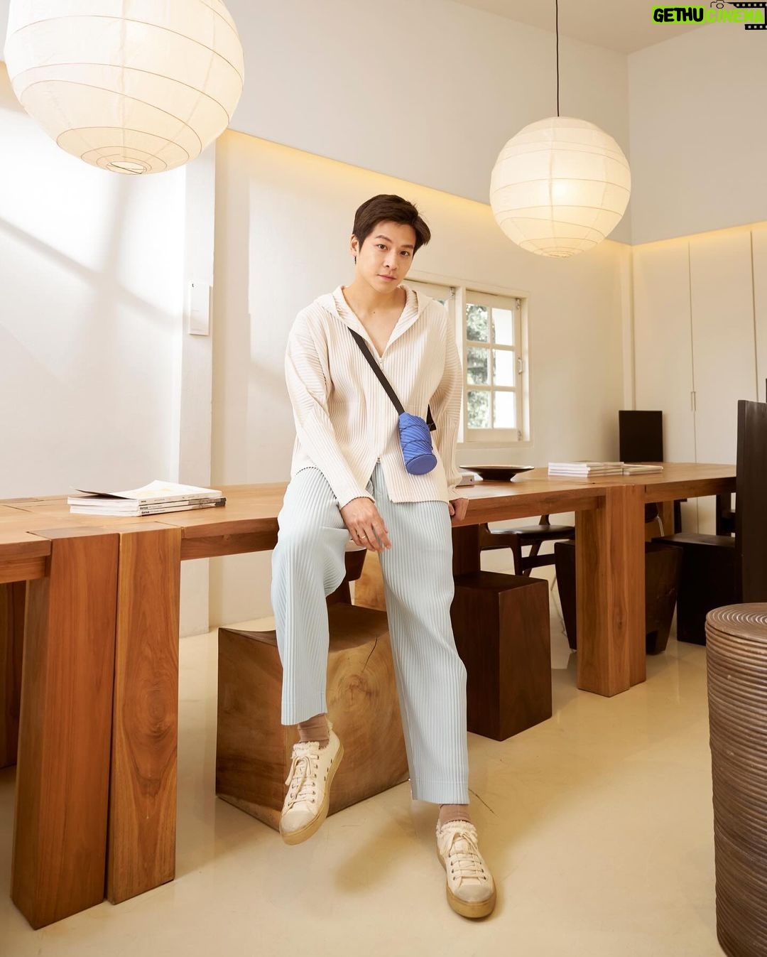 Chutavuth Pattarakampol Instagram - “HOMME PLISSÉ ISSEY MIYAKE 10 YEARS OF DESIGN AND MAKING” นี่ใส่มาตลอด ยังไม่เคยยับเลยครับ…ถ้าวันไหน มีหลายอย่างต้องทำ ผมจะเลือก HOMME PLISSÉ ISSEY MIYAKE เอาอยู่หมด ใส่ได้ทุกโอกาส ทุกสถานการณ์ #HPpeople #HP10th