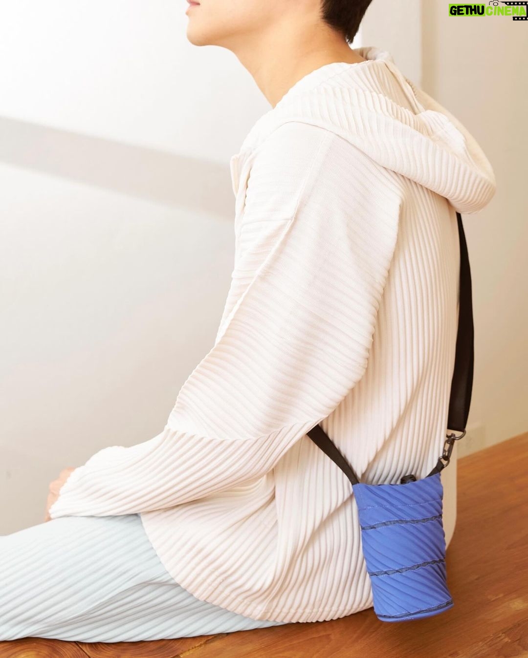 Chutavuth Pattarakampol Instagram - “HOMME PLISSÉ ISSEY MIYAKE 10 YEARS OF DESIGN AND MAKING” นี่ใส่มาตลอด ยังไม่เคยยับเลยครับ…ถ้าวันไหน มีหลายอย่างต้องทำ ผมจะเลือก HOMME PLISSÉ ISSEY MIYAKE เอาอยู่หมด ใส่ได้ทุกโอกาส ทุกสถานการณ์ #HPpeople #HP10th
