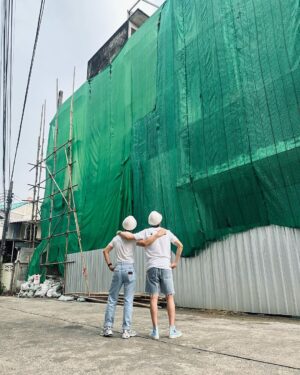 Chutavuth Pattarakampol Instagram - ก่อร่างสร้างตึก EP.5 … พี่มาฝึกงานที่ 🎬@meenakom.ent ส่วนน้องมาฝึกงานที่ ✏️ @archithas.design