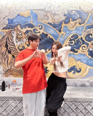 Chutavuth Pattarakampol Instagram - มาเรียนเต้นเพลง 'LALISA' กับ Choreographer Bini 🐰ที่ร่วมงานกับ BLACKPINK เรามันก็เต้นไม่เก่งแต่สู้ตายค้าบบ😊✌🏻
@seoul_hallyu 

#VisitSeoul #Hallyu