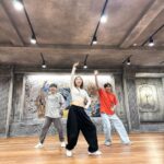 Chutavuth Pattarakampol Instagram – มาเรียนเต้นเพลง ‘LALISA’ กับ Choreographer Bini 🐰ที่ร่วมงานกับ BLACKPINK เรามันก็เต้นไม่เก่งแต่สู้ตายค้าบบ😊✌🏻
@seoul_hallyu 

#VisitSeoul #Hallyu YGX