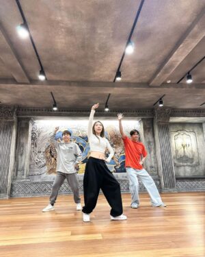 Chutavuth Pattarakampol Instagram - มาเรียนเต้นเพลง 'LALISA' กับ Choreographer Bini 🐰ที่ร่วมงานกับ BLACKPINK เรามันก็เต้นไม่เก่งแต่สู้ตายค้าบบ😊✌🏻
@seoul_hallyu 

#VisitSeoul #Hallyu