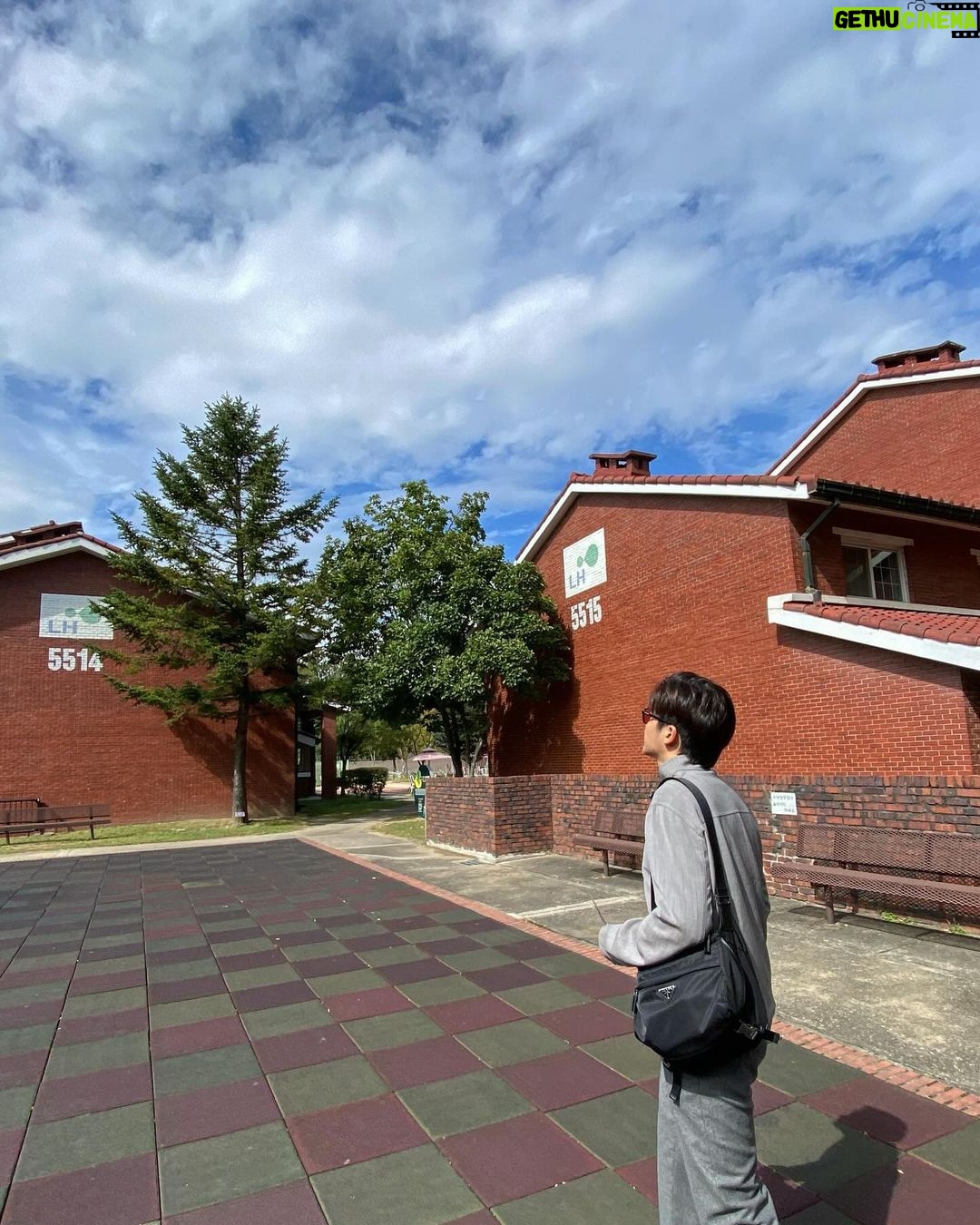 Chutavuth Pattarakampol Instagram - Yongsan Park เคยเป็นฐานทัพของอเมริกามาก่อน ฟีลเหมือนในหนังเลย ใครมาเที่ยวกรุงโซลลองแวะมาดูได้นะครับ จังหวะที่ผมมาเป็นช่วงที่จัด Seoul Beauty Travel Week เลยมีกิจกรรมต่างๆให้ทำด้วย🥰🇰🇷🫰🏻 @seoul_hallyu #VisitSeoul #Hallyu Yongsan Family Park