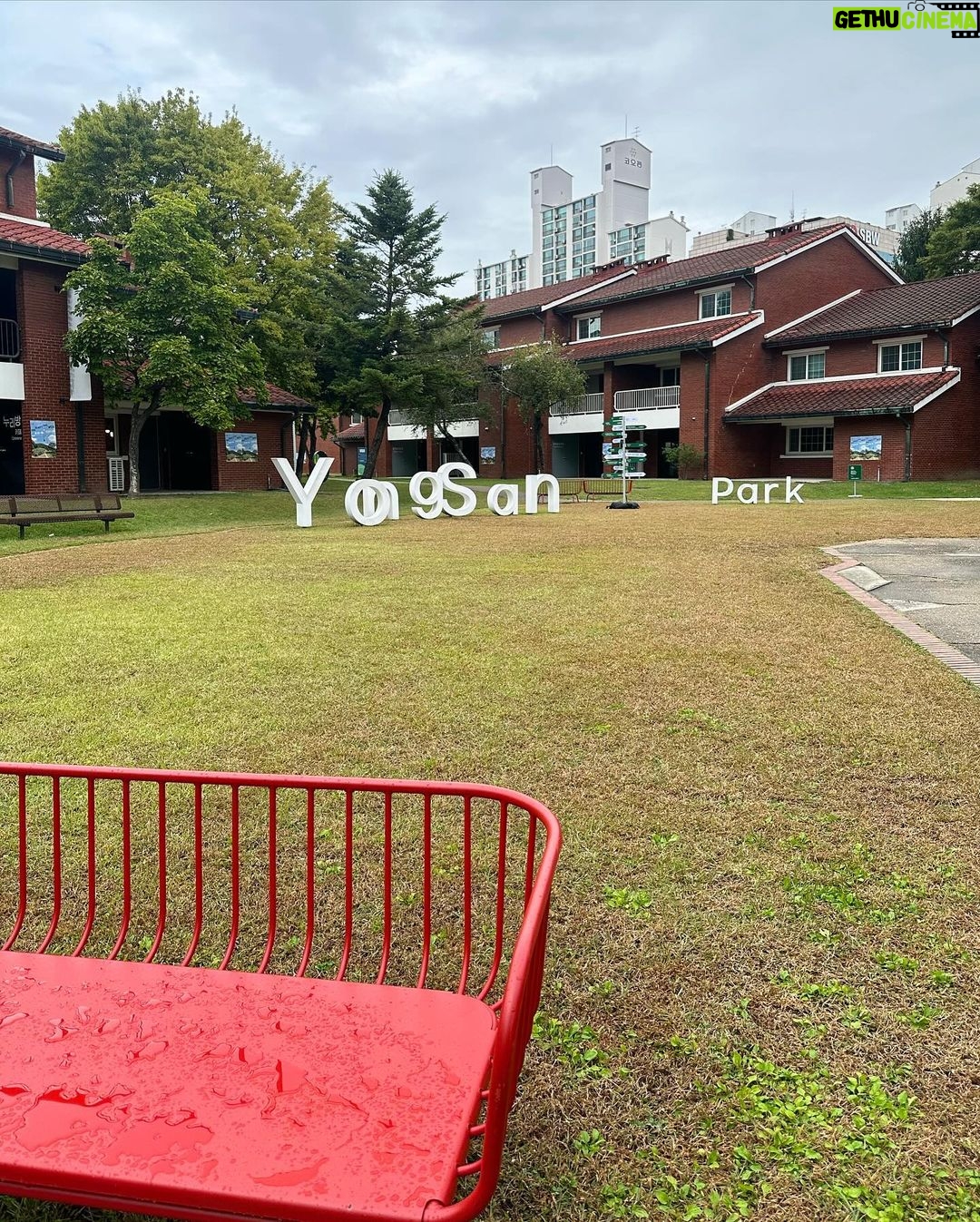 Chutavuth Pattarakampol Instagram - Yongsan Park เคยเป็นฐานทัพของอเมริกามาก่อน ฟีลเหมือนในหนังเลย ใครมาเที่ยวกรุงโซลลองแวะมาดูได้นะครับ จังหวะที่ผมมาเป็นช่วงที่จัด Seoul Beauty Travel Week เลยมีกิจกรรมต่างๆให้ทำด้วย🥰🇰🇷🫰🏻 @seoul_hallyu #VisitSeoul #Hallyu Yongsan Family Park