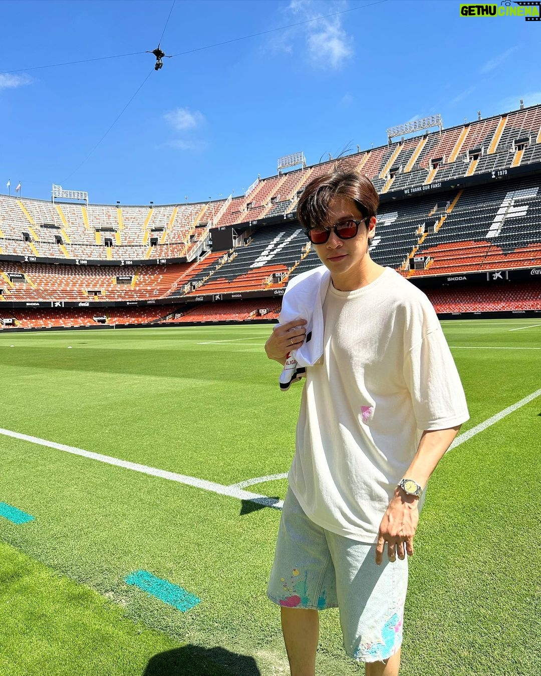 Chutavuth Pattarakampol Instagram - Experiences don’t come much better than this. Thank you @LaLiga and @Valenciacf for an unforgettable day. Valencianista~, Are you ready for tonight? 🦇🦇🦇 #GameOnLALIGA Mestalla Stadium