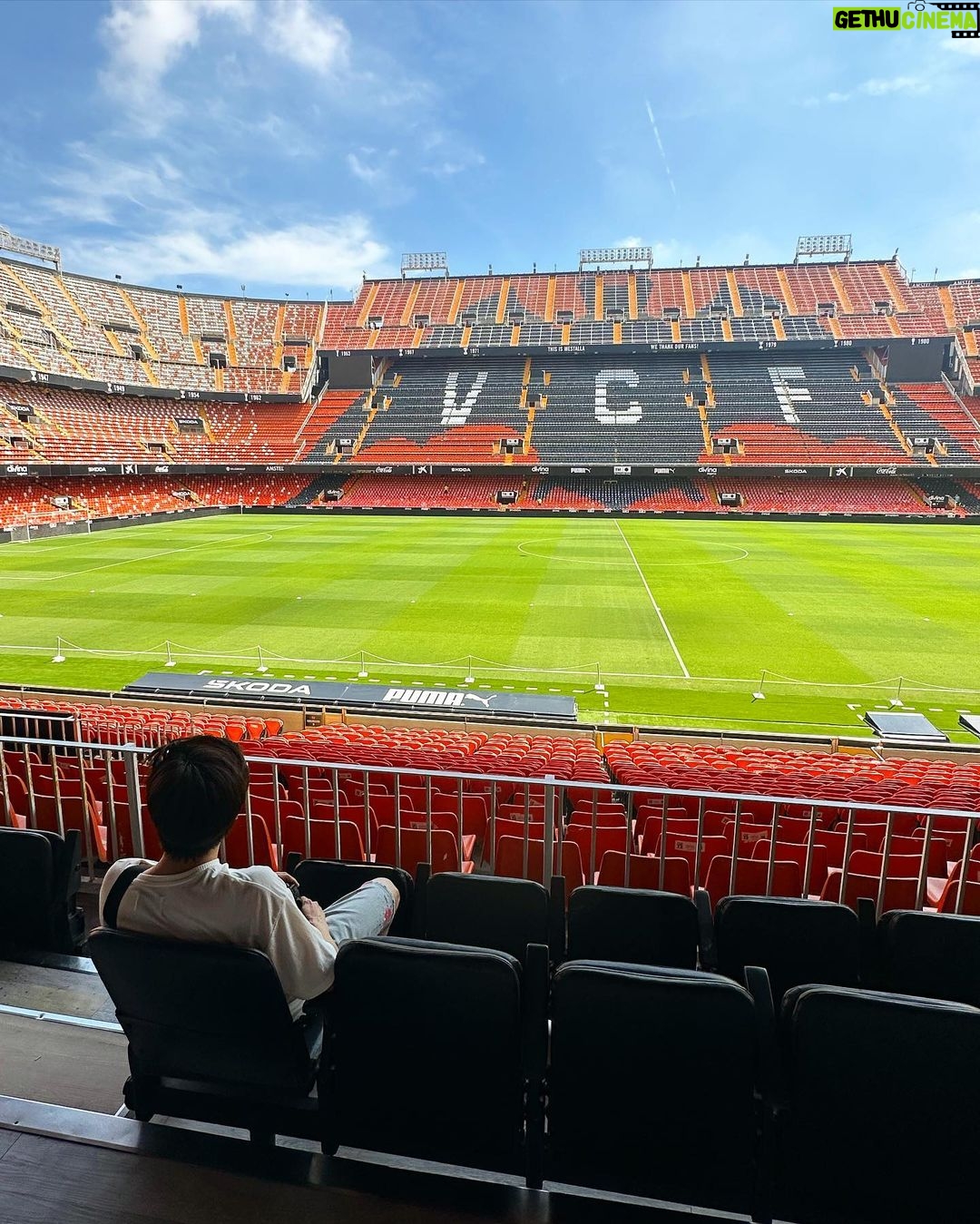 Chutavuth Pattarakampol Instagram - Experiences don’t come much better than this. Thank you @LaLiga and @Valenciacf for an unforgettable day. Valencianista~, Are you ready for tonight? 🦇🦇🦇 #GameOnLALIGA Mestalla Stadium
