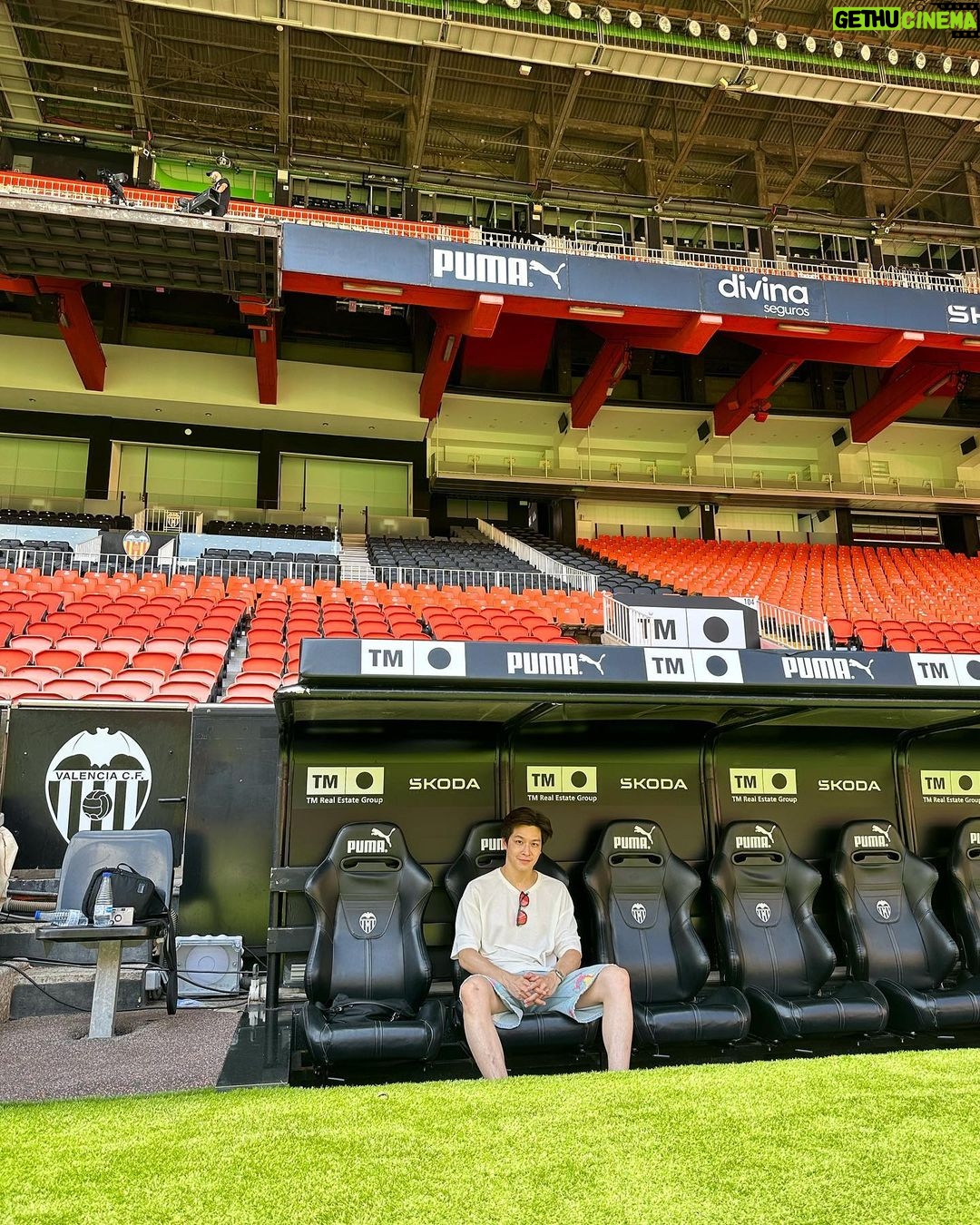 Chutavuth Pattarakampol Instagram - Experiences don’t come much better than this. Thank you @LaLiga and @Valenciacf for an unforgettable day. Valencianista~, Are you ready for tonight? 🦇🦇🦇 #GameOnLALIGA Mestalla Stadium