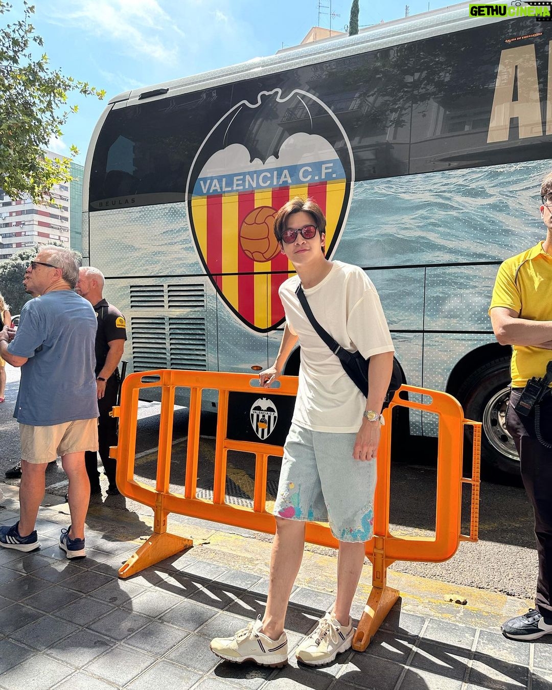 Chutavuth Pattarakampol Instagram - Experiences don’t come much better than this. Thank you @LaLiga and @Valenciacf for an unforgettable day. Valencianista~, Are you ready for tonight? 🦇🦇🦇 #GameOnLALIGA Mestalla Stadium