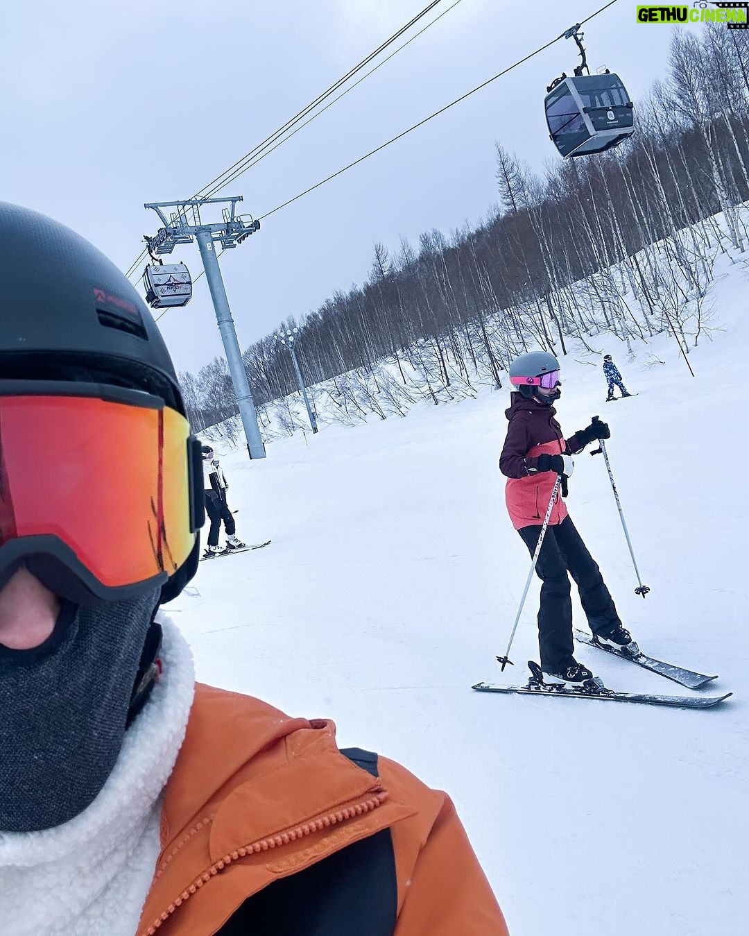 Chutavuth Pattarakampol Instagram - Bye bye~ Hokkaido ☃️⛷️🗻 ชาร์จแบตจนเต็ม🔋 ขอบคุณเพื่อนๆ พี่ๆ ที่ร่วมทริปไปด้วยกัน กลับมาอีกแน่ See you soon...❄️🧤🥶 Hokkaido Japan