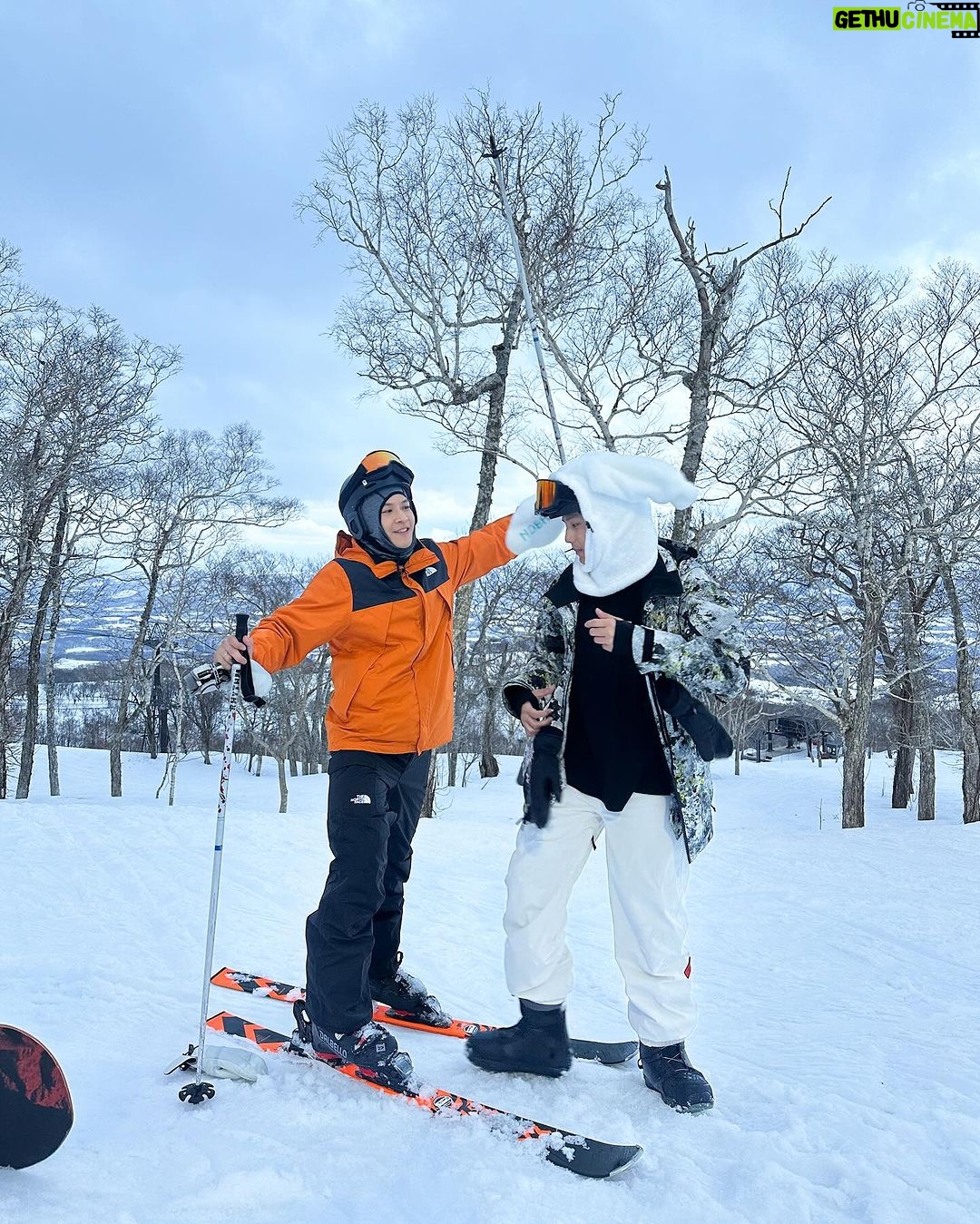 Chutavuth Pattarakampol Instagram - Bye bye~ Hokkaido ☃️⛷️🗻 ชาร์จแบตจนเต็ม🔋 ขอบคุณเพื่อนๆ พี่ๆ ที่ร่วมทริปไปด้วยกัน กลับมาอีกแน่ See you soon...❄️🧤🥶 Hokkaido Japan