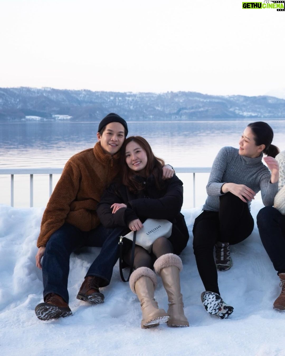 Chutavuth Pattarakampol Instagram - Bye bye~ Hokkaido ☃️⛷️🗻 ชาร์จแบตจนเต็ม🔋 ขอบคุณเพื่อนๆ พี่ๆ ที่ร่วมทริปไปด้วยกัน กลับมาอีกแน่ See you soon...❄️🧤🥶 Hokkaido Japan