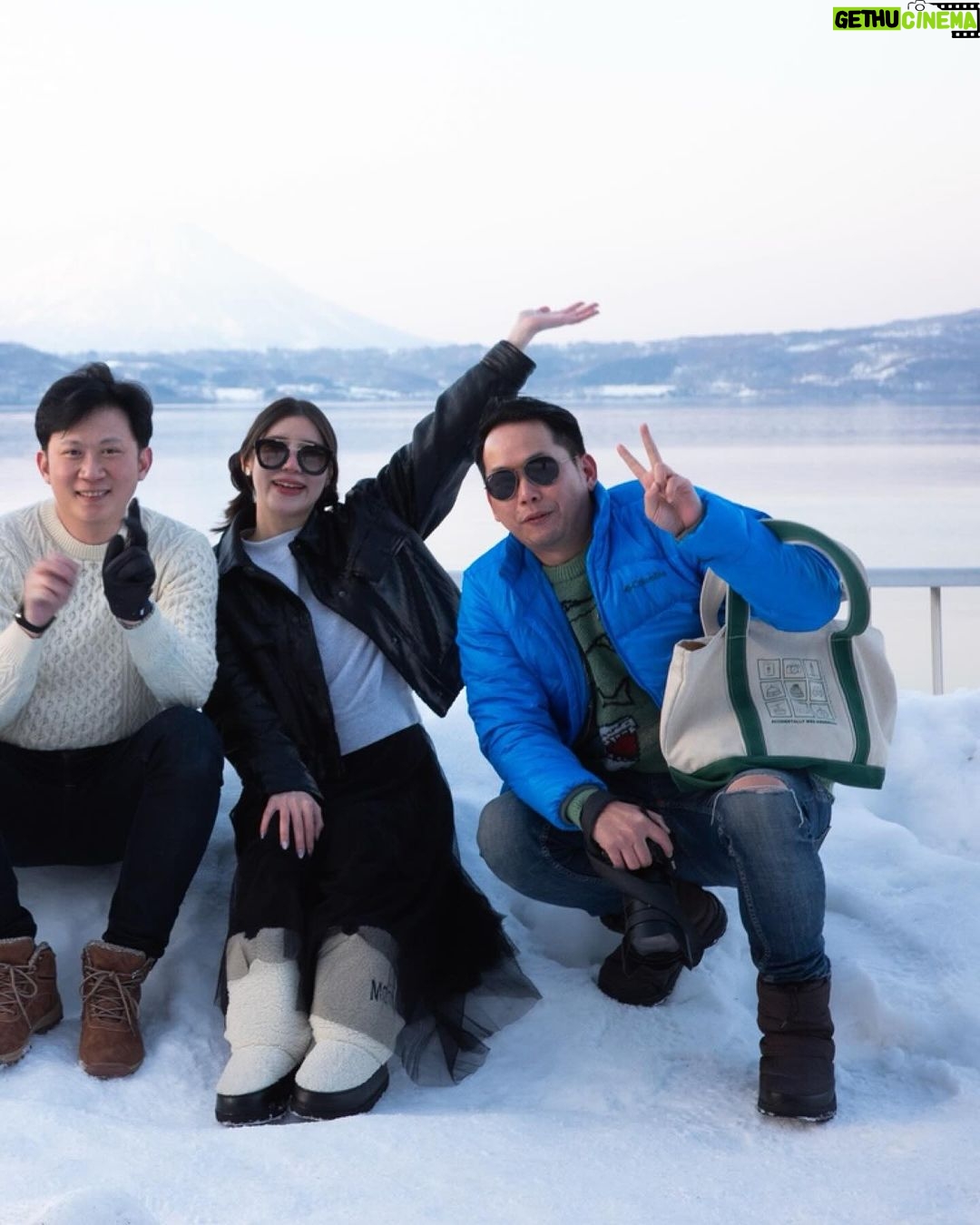 Chutavuth Pattarakampol Instagram - Bye bye~ Hokkaido ☃️⛷️🗻 ชาร์จแบตจนเต็ม🔋 ขอบคุณเพื่อนๆ พี่ๆ ที่ร่วมทริปไปด้วยกัน กลับมาอีกแน่ See you soon...❄️🧤🥶 Hokkaido Japan