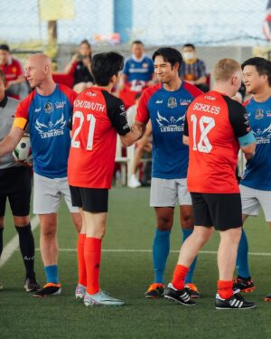 Chutavuth Pattarakampol Instagram - จากเด็กคนนึงที่เชียร์ผ่านจอ วันนี้ได้มาเตะทีมเดียวกัน⚽️
เขินทุกครั้งที่ส่งบอลให้ ใจสั่นทุกครั้งที่รับบอลจากพี่
ลูกที่พี่ตะบันไซส์ก้อยใส่บาซ่ายังอยู่ในใจผมเสมอ🤍❤️ @paulscholesaaa 

ส่วนพี่ @nickybutt92 บอกเลยฟิตมากครับ💪🏻

ขอบคุณ @influosofficial ด้วยนะครับที่จัดงาน Living Legends: The Red Devils และชวนผมไปร่วม 🙏🏻

ขอบคุณรูปสวยๆ จาก @oad.anon 📸

#LivingLegendsTH #LivingLegends #INFLUOS 
#PaulScholes #NickyButt #ManchesterUnited #MUFC