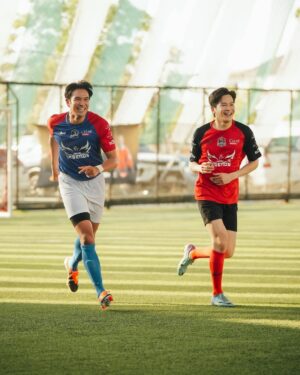 Chutavuth Pattarakampol Instagram - จากเด็กคนนึงที่เชียร์ผ่านจอ วันนี้ได้มาเตะทีมเดียวกัน⚽️
เขินทุกครั้งที่ส่งบอลให้ ใจสั่นทุกครั้งที่รับบอลจากพี่
ลูกที่พี่ตะบันไซส์ก้อยใส่บาซ่ายังอยู่ในใจผมเสมอ🤍❤️ @paulscholesaaa 

ส่วนพี่ @nickybutt92 บอกเลยฟิตมากครับ💪🏻

ขอบคุณ @influosofficial ด้วยนะครับที่จัดงาน Living Legends: The Red Devils และชวนผมไปร่วม 🙏🏻

ขอบคุณรูปสวยๆ จาก @oad.anon 📸

#LivingLegendsTH #LivingLegends #INFLUOS 
#PaulScholes #NickyButt #ManchesterUnited #MUFC