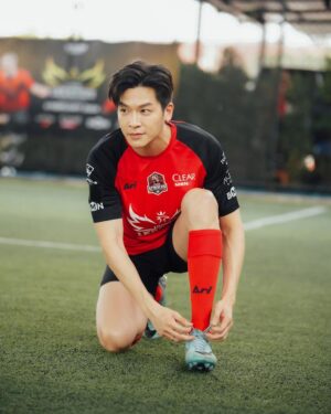 Chutavuth Pattarakampol Instagram - จากเด็กคนนึงที่เชียร์ผ่านจอ วันนี้ได้มาเตะทีมเดียวกัน⚽️
เขินทุกครั้งที่ส่งบอลให้ ใจสั่นทุกครั้งที่รับบอลจากพี่
ลูกที่พี่ตะบันไซส์ก้อยใส่บาซ่ายังอยู่ในใจผมเสมอ🤍❤️ @paulscholesaaa 

ส่วนพี่ @nickybutt92 บอกเลยฟิตมากครับ💪🏻

ขอบคุณ @influosofficial ด้วยนะครับที่จัดงาน Living Legends: The Red Devils และชวนผมไปร่วม 🙏🏻

ขอบคุณรูปสวยๆ จาก @oad.anon 📸

#LivingLegendsTH #LivingLegends #INFLUOS 
#PaulScholes #NickyButt #ManchesterUnited #MUFC