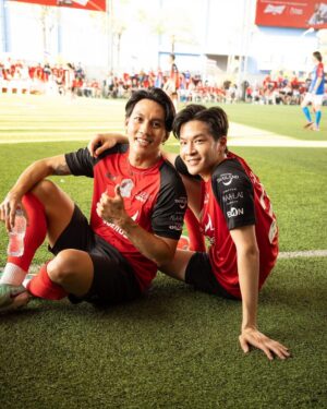 Chutavuth Pattarakampol Instagram - จากเด็กคนนึงที่เชียร์ผ่านจอ วันนี้ได้มาเตะทีมเดียวกัน⚽️
เขินทุกครั้งที่ส่งบอลให้ ใจสั่นทุกครั้งที่รับบอลจากพี่
ลูกที่พี่ตะบันไซส์ก้อยใส่บาซ่ายังอยู่ในใจผมเสมอ🤍❤️ @paulscholesaaa 

ส่วนพี่ @nickybutt92 บอกเลยฟิตมากครับ💪🏻

ขอบคุณ @influosofficial ด้วยนะครับที่จัดงาน Living Legends: The Red Devils และชวนผมไปร่วม 🙏🏻

ขอบคุณรูปสวยๆ จาก @oad.anon 📸

#LivingLegendsTH #LivingLegends #INFLUOS 
#PaulScholes #NickyButt #ManchesterUnited #MUFC