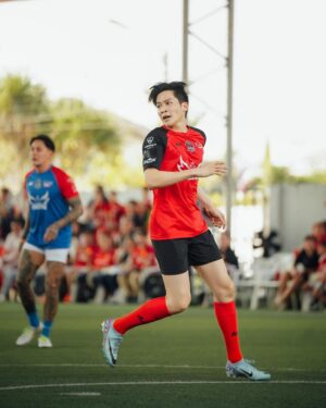 Chutavuth Pattarakampol Instagram - จากเด็กคนนึงที่เชียร์ผ่านจอ วันนี้ได้มาเตะทีมเดียวกัน⚽️
เขินทุกครั้งที่ส่งบอลให้ ใจสั่นทุกครั้งที่รับบอลจากพี่
ลูกที่พี่ตะบันไซส์ก้อยใส่บาซ่ายังอยู่ในใจผมเสมอ🤍❤️ @paulscholesaaa 

ส่วนพี่ @nickybutt92 บอกเลยฟิตมากครับ💪🏻

ขอบคุณ @influosofficial ด้วยนะครับที่จัดงาน Living Legends: The Red Devils และชวนผมไปร่วม 🙏🏻

ขอบคุณรูปสวยๆ จาก @oad.anon 📸

#LivingLegendsTH #LivingLegends #INFLUOS 
#PaulScholes #NickyButt #ManchesterUnited #MUFC