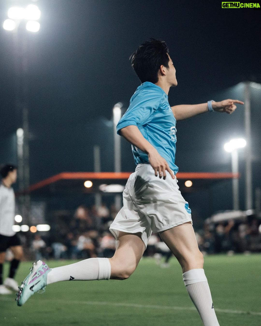 Chutavuth Pattarakampol Instagram - GOOAAALLLL~~~!! ⚽️ ดีใจแค่ไหน ก็ตามภาพเลยยย😆☝🏻 Photo by @oad.anon 📸