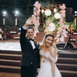 Cihan Şimşek Instagram – Onlar artık evli 🤍

Nereden başlasam bilemiyorum çok özel çok duygulu bir gündü bizim için, eğer ” harika bir düğün oldu ” diyebiliyorsanız kabarık bir teşekkür listeniz oluyor 🍸

Öncelikle..
Kendi düğünleri gibi eğlenen, her anımızda yanımızda olan dostlarımıza ailemize.. 🤍

İlk günden son saniyeye kadar bir an bile bizi yalnız bırakmadan bıkmadan usanmadan en küçük ayrıntısına kadar düşünüp bazen ( gerek yok bence zaten her şey çok güzel ) dediğimiz halde ( hayır oda olsun buda olsun ) diyip kendi düğünü gibi sahiplenen ( İYİ Kİ ) dedirten @elifceorganizasyon ailesine.. 🤍

17 senelik arkadaşın avantajını yaşayıp bir telefonumla ( BENDE ) diyip fotoğraf ve video ekibini anında kuran @kaykustudio ya her anın görüntüsü olsun her anın fotoğrafı olsun diyip yemek yemeyi unutup sabahın ilk ışıklarından beri bizi yalnız bırakmayan @kadirates1 🤍

@batuhangelislihairstudio @batuhangelisli & @iremkocmaroglu size ayrı bir parantez açmam gerek. Yıllardır sektörde olmamın bir güzelliğide sizler gibi maharetli insanlar tanımak oldu Bundan 7 sene önce, ileride evlendiğimizde sen geleceksin Batu dedim :) Geldin 🤍

Bu mutlu günümüzde yanımızda olan en ince ayrıntısına kadar düşünüp ortaya harika bir iş çıkaran @akaybridal e 🤍 

İlk gün telefonla konuştuğumuzda başka arayışa beni sokmayan o güveni hemen verip ortaya harika bir iş çıkaran sesiyle ışığıyla sahnesiyle bize masalsı bir gün hediye eden @mottosanat @melsumelsum 🤍

Daha yeni tanışmamıza rağmen her yere bizi hazırlayan @elaa_stylee ya 🤍 Harika tasarımlarıyla yanımızda olan @goldberk e 🤍 @dsdamatonline 

Son gün instagramda dolaşırken bir mekan gördük ve aşık olduk Biraz zor oldu ama tek telefonla 2 odasını bize tahsis edip güzel yüzleriyle bizi ağırlayan @nubaistanbul ‘a 

Teşekkür ederiz.. 🤍