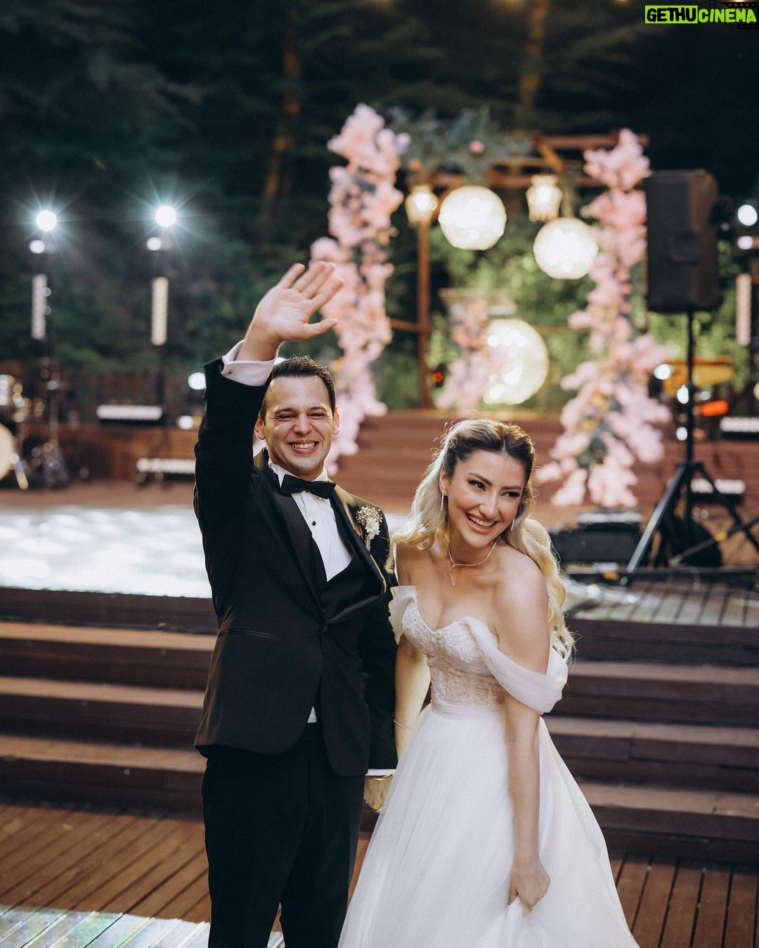 Cihan Şimşek - 1 Million Likes - Onlar artık evli 🤍
Nereden başlasam bilemiyorum çok özel çok duygulu bir gündü bizim için, eğer " harika bir düğün oldu " diyebiliyorsanız kabarık bir teşekkür listeniz oluyor 🍸
Öncelikle..
Kendi düğünleri gibi eğlenen, her anımızda yanımızda olan dostlarımıza ailemize.. 🤍
İlk günden son saniyeye kadar bir an bile bizi yalnız bırakmadan bıkmadan usanmadan en küçük ayrıntısına kadar düşünüp bazen ( gerek yok bence zaten her şey çok güzel ) dediğimiz halde ( hayır oda olsun buda olsun ) diyip kendi düğünü gibi sahiplenen ( İYİ Kİ ) dedirten @elifceorganizasyon ailesine.. 🤍
17 senelik arkadaşın avantajını yaşayıp bir telefonumla ( BENDE ) diyip fotoğraf ve video ekibini anında kuran @kaykustudio ya her anın görüntüsü olsun her anın fotoğrafı olsun diyip yemek yemeyi unutup sabahın ilk ışıklarından beri bizi yalnız bırakmayan @kadirates1 🤍
@batuhangelislihairstudio @batuhangelisli & @iremkocmaroglu size ayrı bir parantez açmam gerek. Yıllardır sektörde olmamın bir güzelliğide sizler gibi maharetli insanlar tanımak oldu Bundan 7 sene önce, ileride evlendiğimizde sen geleceksin Batu dedim :) Geldin 🤍
Bu mutlu günümüzde yanımızda olan en ince ayrıntısına kadar düşünüp ortaya harika bir iş çıkaran @akaybridal e 🤍
İlk gün telefonla konuştuğumuzda başka arayışa beni sokmayan o güveni hemen verip ortaya harika bir iş çıkaran sesiyle ışığıyla sahnesiyle bize masalsı bir gün hediye eden @mottosanat @melsumelsum 🤍
Daha yeni tanışmamıza rağmen her yere bizi hazırlayan @elaa_stylee ya 🤍 Harika tasarımlarıyla yanımızda olan @goldberk e 🤍 @dsdamatonline
Son gün instagramda dolaşırken bir mekan gördük ve aşık olduk Biraz zor oldu ama tek telefonla 2 odasını bize tahsis edip güzel yüzleriyle bizi ağırlayan @nubaistanbul ‘a
Teşekkür ederiz.. 🤍