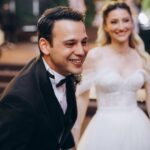 Cihan Şimşek Instagram – Onlar artık evli 🤍

Nereden başlasam bilemiyorum çok özel çok duygulu bir gündü bizim için, eğer ” harika bir düğün oldu ” diyebiliyorsanız kabarık bir teşekkür listeniz oluyor 🍸

Öncelikle..
Kendi düğünleri gibi eğlenen, her anımızda yanımızda olan dostlarımıza ailemize.. 🤍

İlk günden son saniyeye kadar bir an bile bizi yalnız bırakmadan bıkmadan usanmadan en küçük ayrıntısına kadar düşünüp bazen ( gerek yok bence zaten her şey çok güzel ) dediğimiz halde ( hayır oda olsun buda olsun ) diyip kendi düğünü gibi sahiplenen ( İYİ Kİ ) dedirten @elifceorganizasyon ailesine.. 🤍

17 senelik arkadaşın avantajını yaşayıp bir telefonumla ( BENDE ) diyip fotoğraf ve video ekibini anında kuran @kaykustudio ya her anın görüntüsü olsun her anın fotoğrafı olsun diyip yemek yemeyi unutup sabahın ilk ışıklarından beri bizi yalnız bırakmayan @kadirates1 🤍

@batuhangelislihairstudio @batuhangelisli & @iremkocmaroglu size ayrı bir parantez açmam gerek. Yıllardır sektörde olmamın bir güzelliğide sizler gibi maharetli insanlar tanımak oldu Bundan 7 sene önce, ileride evlendiğimizde sen geleceksin Batu dedim :) Geldin 🤍

Bu mutlu günümüzde yanımızda olan en ince ayrıntısına kadar düşünüp ortaya harika bir iş çıkaran @akaybridal e 🤍 

İlk gün telefonla konuştuğumuzda başka arayışa beni sokmayan o güveni hemen verip ortaya harika bir iş çıkaran sesiyle ışığıyla sahnesiyle bize masalsı bir gün hediye eden @mottosanat @melsumelsum 🤍

Daha yeni tanışmamıza rağmen her yere bizi hazırlayan @elaa_stylee ya 🤍 Harika tasarımlarıyla yanımızda olan @goldberk e 🤍 @dsdamatonline 

Son gün instagramda dolaşırken bir mekan gördük ve aşık olduk Biraz zor oldu ama tek telefonla 2 odasını bize tahsis edip güzel yüzleriyle bizi ağırlayan @nubaistanbul ‘a 

Teşekkür ederiz.. 🤍