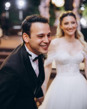 Cihan Şimşek Instagram - Onlar artık evli 🤍

Nereden başlasam bilemiyorum çok özel çok duygulu bir gündü bizim için, eğer " harika bir düğün oldu " diyebiliyorsanız kabarık bir teşekkür listeniz oluyor 🍸

Öncelikle..
Kendi düğünleri gibi eğlenen, her anımızda yanımızda olan dostlarımıza ailemize.. 🤍

İlk günden son saniyeye kadar bir an bile bizi yalnız bırakmadan bıkmadan usanmadan en küçük ayrıntısına kadar düşünüp bazen ( gerek yok bence zaten her şey çok güzel ) dediğimiz halde ( hayır oda olsun buda olsun ) diyip kendi düğünü gibi sahiplenen ( İYİ Kİ ) dedirten @elifceorganizasyon ailesine.. 🤍

17 senelik arkadaşın avantajını yaşayıp bir telefonumla ( BENDE ) diyip fotoğraf ve video ekibini anında kuran @kaykustudio ya her anın görüntüsü olsun her anın fotoğrafı olsun diyip yemek yemeyi unutup sabahın ilk ışıklarından beri bizi yalnız bırakmayan @kadirates1 🤍

@batuhangelislihairstudio @batuhangelisli & @iremkocmaroglu size ayrı bir parantez açmam gerek. Yıllardır sektörde olmamın bir güzelliğide sizler gibi maharetli insanlar tanımak oldu Bundan 7 sene önce, ileride evlendiğimizde sen geleceksin Batu dedim :) Geldin 🤍

Bu mutlu günümüzde yanımızda olan en ince ayrıntısına kadar düşünüp ortaya harika bir iş çıkaran @akaybridal e 🤍 

İlk gün telefonla konuştuğumuzda başka arayışa beni sokmayan o güveni hemen verip ortaya harika bir iş çıkaran sesiyle ışığıyla sahnesiyle bize masalsı bir gün hediye eden @mottosanat @melsumelsum 🤍

Daha yeni tanışmamıza rağmen her yere bizi hazırlayan @elaa_stylee ya 🤍 Harika tasarımlarıyla yanımızda olan @goldberk e 🤍 @dsdamatonline 

Son gün instagramda dolaşırken bir mekan gördük ve aşık olduk Biraz zor oldu ama tek telefonla 2 odasını bize tahsis edip güzel yüzleriyle bizi ağırlayan @nubaistanbul ‘a 

Teşekkür ederiz.. 🤍