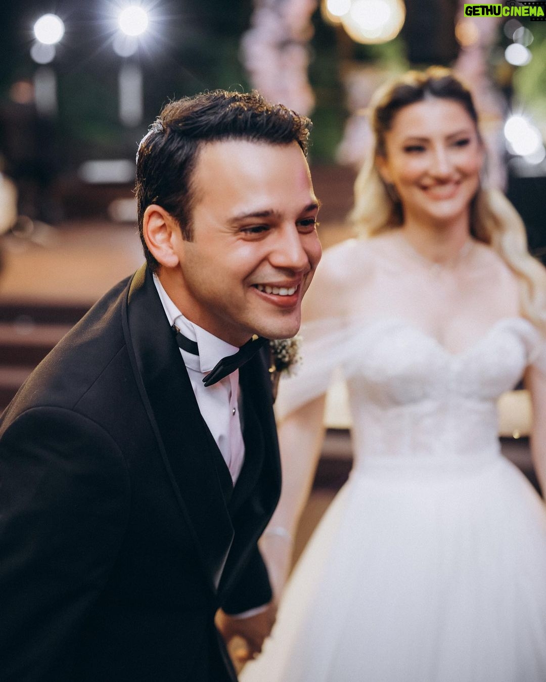 Cihan Şimşek - 1 Million Likes - Onlar artık evli 🤍
Nereden başlasam bilemiyorum çok özel çok duygulu bir gündü bizim için, eğer " harika bir düğün oldu " diyebiliyorsanız kabarık bir teşekkür listeniz oluyor 🍸
Öncelikle..
Kendi düğünleri gibi eğlenen, her anımızda yanımızda olan dostlarımıza ailemize.. 🤍
İlk günden son saniyeye kadar bir an bile bizi yalnız bırakmadan bıkmadan usanmadan en küçük ayrıntısına kadar düşünüp bazen ( gerek yok bence zaten her şey çok güzel ) dediğimiz halde ( hayır oda olsun buda olsun ) diyip kendi düğünü gibi sahiplenen ( İYİ Kİ ) dedirten @elifceorganizasyon ailesine.. 🤍
17 senelik arkadaşın avantajını yaşayıp bir telefonumla ( BENDE ) diyip fotoğraf ve video ekibini anında kuran @kaykustudio ya her anın görüntüsü olsun her anın fotoğrafı olsun diyip yemek yemeyi unutup sabahın ilk ışıklarından beri bizi yalnız bırakmayan @kadirates1 🤍
@batuhangelislihairstudio @batuhangelisli & @iremkocmaroglu size ayrı bir parantez açmam gerek. Yıllardır sektörde olmamın bir güzelliğide sizler gibi maharetli insanlar tanımak oldu Bundan 7 sene önce, ileride evlendiğimizde sen geleceksin Batu dedim :) Geldin 🤍
Bu mutlu günümüzde yanımızda olan en ince ayrıntısına kadar düşünüp ortaya harika bir iş çıkaran @akaybridal e 🤍
İlk gün telefonla konuştuğumuzda başka arayışa beni sokmayan o güveni hemen verip ortaya harika bir iş çıkaran sesiyle ışığıyla sahnesiyle bize masalsı bir gün hediye eden @mottosanat @melsumelsum 🤍
Daha yeni tanışmamıza rağmen her yere bizi hazırlayan @elaa_stylee ya 🤍 Harika tasarımlarıyla yanımızda olan @goldberk e 🤍 @dsdamatonline
Son gün instagramda dolaşırken bir mekan gördük ve aşık olduk Biraz zor oldu ama tek telefonla 2 odasını bize tahsis edip güzel yüzleriyle bizi ağırlayan @nubaistanbul ‘a
Teşekkür ederiz.. 🤍