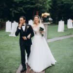 Cihan Şimşek Instagram – Onlar artık evli 🤍

Nereden başlasam bilemiyorum çok özel çok duygulu bir gündü bizim için, eğer ” harika bir düğün oldu ” diyebiliyorsanız kabarık bir teşekkür listeniz oluyor 🍸

Öncelikle..
Kendi düğünleri gibi eğlenen, her anımızda yanımızda olan dostlarımıza ailemize.. 🤍

İlk günden son saniyeye kadar bir an bile bizi yalnız bırakmadan bıkmadan usanmadan en küçük ayrıntısına kadar düşünüp bazen ( gerek yok bence zaten her şey çok güzel ) dediğimiz halde ( hayır oda olsun buda olsun ) diyip kendi düğünü gibi sahiplenen ( İYİ Kİ ) dedirten @elifceorganizasyon ailesine.. 🤍

17 senelik arkadaşın avantajını yaşayıp bir telefonumla ( BENDE ) diyip fotoğraf ve video ekibini anında kuran @kaykustudio ya her anın görüntüsü olsun her anın fotoğrafı olsun diyip yemek yemeyi unutup sabahın ilk ışıklarından beri bizi yalnız bırakmayan @kadirates1 🤍

@batuhangelislihairstudio @batuhangelisli & @iremkocmaroglu size ayrı bir parantez açmam gerek. Yıllardır sektörde olmamın bir güzelliğide sizler gibi maharetli insanlar tanımak oldu Bundan 7 sene önce, ileride evlendiğimizde sen geleceksin Batu dedim :) Geldin 🤍

Bu mutlu günümüzde yanımızda olan en ince ayrıntısına kadar düşünüp ortaya harika bir iş çıkaran @akaybridal e 🤍 

İlk gün telefonla konuştuğumuzda başka arayışa beni sokmayan o güveni hemen verip ortaya harika bir iş çıkaran sesiyle ışığıyla sahnesiyle bize masalsı bir gün hediye eden @mottosanat @melsumelsum 🤍

Daha yeni tanışmamıza rağmen her yere bizi hazırlayan @elaa_stylee ya 🤍 Harika tasarımlarıyla yanımızda olan @goldberk e 🤍 @dsdamatonline 

Son gün instagramda dolaşırken bir mekan gördük ve aşık olduk Biraz zor oldu ama tek telefonla 2 odasını bize tahsis edip güzel yüzleriyle bizi ağırlayan @nubaistanbul ‘a 

Teşekkür ederiz.. 🤍