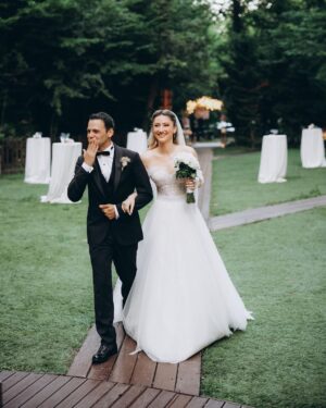 Cihan Şimşek Instagram - Onlar artık evli 🤍

Nereden başlasam bilemiyorum çok özel çok duygulu bir gündü bizim için, eğer " harika bir düğün oldu " diyebiliyorsanız kabarık bir teşekkür listeniz oluyor 🍸

Öncelikle..
Kendi düğünleri gibi eğlenen, her anımızda yanımızda olan dostlarımıza ailemize.. 🤍

İlk günden son saniyeye kadar bir an bile bizi yalnız bırakmadan bıkmadan usanmadan en küçük ayrıntısına kadar düşünüp bazen ( gerek yok bence zaten her şey çok güzel ) dediğimiz halde ( hayır oda olsun buda olsun ) diyip kendi düğünü gibi sahiplenen ( İYİ Kİ ) dedirten @elifceorganizasyon ailesine.. 🤍

17 senelik arkadaşın avantajını yaşayıp bir telefonumla ( BENDE ) diyip fotoğraf ve video ekibini anında kuran @kaykustudio ya her anın görüntüsü olsun her anın fotoğrafı olsun diyip yemek yemeyi unutup sabahın ilk ışıklarından beri bizi yalnız bırakmayan @kadirates1 🤍

@batuhangelislihairstudio @batuhangelisli & @iremkocmaroglu size ayrı bir parantez açmam gerek. Yıllardır sektörde olmamın bir güzelliğide sizler gibi maharetli insanlar tanımak oldu Bundan 7 sene önce, ileride evlendiğimizde sen geleceksin Batu dedim :) Geldin 🤍

Bu mutlu günümüzde yanımızda olan en ince ayrıntısına kadar düşünüp ortaya harika bir iş çıkaran @akaybridal e 🤍 

İlk gün telefonla konuştuğumuzda başka arayışa beni sokmayan o güveni hemen verip ortaya harika bir iş çıkaran sesiyle ışığıyla sahnesiyle bize masalsı bir gün hediye eden @mottosanat @melsumelsum 🤍

Daha yeni tanışmamıza rağmen her yere bizi hazırlayan @elaa_stylee ya 🤍 Harika tasarımlarıyla yanımızda olan @goldberk e 🤍 @dsdamatonline 

Son gün instagramda dolaşırken bir mekan gördük ve aşık olduk Biraz zor oldu ama tek telefonla 2 odasını bize tahsis edip güzel yüzleriyle bizi ağırlayan @nubaistanbul ‘a 

Teşekkür ederiz.. 🤍