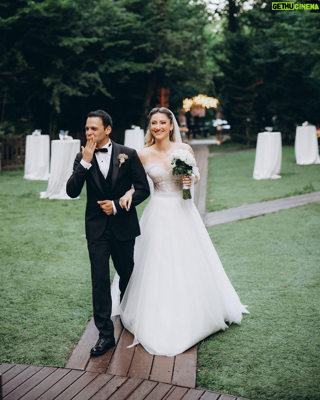 Cihan Şimşek - 1 Million Likes - Onlar artık evli 🤍
Nereden başlasam bilemiyorum çok özel çok duygulu bir gündü bizim için, eğer " harika bir düğün oldu " diyebiliyorsanız kabarık bir teşekkür listeniz oluyor 🍸
Öncelikle..
Kendi düğünleri gibi eğlenen, her anımızda yanımızda olan dostlarımıza ailemize.. 🤍
İlk günden son saniyeye kadar bir an bile bizi yalnız bırakmadan bıkmadan usanmadan en küçük ayrıntısına kadar düşünüp bazen ( gerek yok bence zaten her şey çok güzel ) dediğimiz halde ( hayır oda olsun buda olsun ) diyip kendi düğünü gibi sahiplenen ( İYİ Kİ ) dedirten @elifceorganizasyon ailesine.. 🤍
17 senelik arkadaşın avantajını yaşayıp bir telefonumla ( BENDE ) diyip fotoğraf ve video ekibini anında kuran @kaykustudio ya her anın görüntüsü olsun her anın fotoğrafı olsun diyip yemek yemeyi unutup sabahın ilk ışıklarından beri bizi yalnız bırakmayan @kadirates1 🤍
@batuhangelislihairstudio @batuhangelisli & @iremkocmaroglu size ayrı bir parantez açmam gerek. Yıllardır sektörde olmamın bir güzelliğide sizler gibi maharetli insanlar tanımak oldu Bundan 7 sene önce, ileride evlendiğimizde sen geleceksin Batu dedim :) Geldin 🤍
Bu mutlu günümüzde yanımızda olan en ince ayrıntısına kadar düşünüp ortaya harika bir iş çıkaran @akaybridal e 🤍
İlk gün telefonla konuştuğumuzda başka arayışa beni sokmayan o güveni hemen verip ortaya harika bir iş çıkaran sesiyle ışığıyla sahnesiyle bize masalsı bir gün hediye eden @mottosanat @melsumelsum 🤍
Daha yeni tanışmamıza rağmen her yere bizi hazırlayan @elaa_stylee ya 🤍 Harika tasarımlarıyla yanımızda olan @goldberk e 🤍 @dsdamatonline
Son gün instagramda dolaşırken bir mekan gördük ve aşık olduk Biraz zor oldu ama tek telefonla 2 odasını bize tahsis edip güzel yüzleriyle bizi ağırlayan @nubaistanbul ‘a
Teşekkür ederiz.. 🤍
