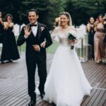 Cihan Şimşek Instagram – Onlar artık evli 🤍

Nereden başlasam bilemiyorum çok özel çok duygulu bir gündü bizim için, eğer ” harika bir düğün oldu ” diyebiliyorsanız kabarık bir teşekkür listeniz oluyor 🍸

Öncelikle..
Kendi düğünleri gibi eğlenen, her anımızda yanımızda olan dostlarımıza ailemize.. 🤍

İlk günden son saniyeye kadar bir an bile bizi yalnız bırakmadan bıkmadan usanmadan en küçük ayrıntısına kadar düşünüp bazen ( gerek yok bence zaten her şey çok güzel ) dediğimiz halde ( hayır oda olsun buda olsun ) diyip kendi düğünü gibi sahiplenen ( İYİ Kİ ) dedirten @elifceorganizasyon ailesine.. 🤍

17 senelik arkadaşın avantajını yaşayıp bir telefonumla ( BENDE ) diyip fotoğraf ve video ekibini anında kuran @kaykustudio ya her anın görüntüsü olsun her anın fotoğrafı olsun diyip yemek yemeyi unutup sabahın ilk ışıklarından beri bizi yalnız bırakmayan @kadirates1 🤍

@batuhangelislihairstudio @batuhangelisli & @iremkocmaroglu size ayrı bir parantez açmam gerek. Yıllardır sektörde olmamın bir güzelliğide sizler gibi maharetli insanlar tanımak oldu Bundan 7 sene önce, ileride evlendiğimizde sen geleceksin Batu dedim :) Geldin 🤍

Bu mutlu günümüzde yanımızda olan en ince ayrıntısına kadar düşünüp ortaya harika bir iş çıkaran @akaybridal e 🤍 

İlk gün telefonla konuştuğumuzda başka arayışa beni sokmayan o güveni hemen verip ortaya harika bir iş çıkaran sesiyle ışığıyla sahnesiyle bize masalsı bir gün hediye eden @mottosanat @melsumelsum 🤍

Daha yeni tanışmamıza rağmen her yere bizi hazırlayan @elaa_stylee ya 🤍 Harika tasarımlarıyla yanımızda olan @goldberk e 🤍 @dsdamatonline 

Son gün instagramda dolaşırken bir mekan gördük ve aşık olduk Biraz zor oldu ama tek telefonla 2 odasını bize tahsis edip güzel yüzleriyle bizi ağırlayan @nubaistanbul ‘a 

Teşekkür ederiz.. 🤍