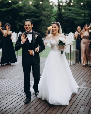Cihan Şimşek Instagram - Onlar artık evli 🤍

Nereden başlasam bilemiyorum çok özel çok duygulu bir gündü bizim için, eğer " harika bir düğün oldu " diyebiliyorsanız kabarık bir teşekkür listeniz oluyor 🍸

Öncelikle..
Kendi düğünleri gibi eğlenen, her anımızda yanımızda olan dostlarımıza ailemize.. 🤍

İlk günden son saniyeye kadar bir an bile bizi yalnız bırakmadan bıkmadan usanmadan en küçük ayrıntısına kadar düşünüp bazen ( gerek yok bence zaten her şey çok güzel ) dediğimiz halde ( hayır oda olsun buda olsun ) diyip kendi düğünü gibi sahiplenen ( İYİ Kİ ) dedirten @elifceorganizasyon ailesine.. 🤍

17 senelik arkadaşın avantajını yaşayıp bir telefonumla ( BENDE ) diyip fotoğraf ve video ekibini anında kuran @kaykustudio ya her anın görüntüsü olsun her anın fotoğrafı olsun diyip yemek yemeyi unutup sabahın ilk ışıklarından beri bizi yalnız bırakmayan @kadirates1 🤍

@batuhangelislihairstudio @batuhangelisli & @iremkocmaroglu size ayrı bir parantez açmam gerek. Yıllardır sektörde olmamın bir güzelliğide sizler gibi maharetli insanlar tanımak oldu Bundan 7 sene önce, ileride evlendiğimizde sen geleceksin Batu dedim :) Geldin 🤍

Bu mutlu günümüzde yanımızda olan en ince ayrıntısına kadar düşünüp ortaya harika bir iş çıkaran @akaybridal e 🤍 

İlk gün telefonla konuştuğumuzda başka arayışa beni sokmayan o güveni hemen verip ortaya harika bir iş çıkaran sesiyle ışığıyla sahnesiyle bize masalsı bir gün hediye eden @mottosanat @melsumelsum 🤍

Daha yeni tanışmamıza rağmen her yere bizi hazırlayan @elaa_stylee ya 🤍 Harika tasarımlarıyla yanımızda olan @goldberk e 🤍 @dsdamatonline 

Son gün instagramda dolaşırken bir mekan gördük ve aşık olduk Biraz zor oldu ama tek telefonla 2 odasını bize tahsis edip güzel yüzleriyle bizi ağırlayan @nubaistanbul ‘a 

Teşekkür ederiz.. 🤍
