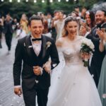 Cihan Şimşek Instagram – Onlar artık evli 🤍

Nereden başlasam bilemiyorum çok özel çok duygulu bir gündü bizim için, eğer ” harika bir düğün oldu ” diyebiliyorsanız kabarık bir teşekkür listeniz oluyor 🍸

Öncelikle..
Kendi düğünleri gibi eğlenen, her anımızda yanımızda olan dostlarımıza ailemize.. 🤍

İlk günden son saniyeye kadar bir an bile bizi yalnız bırakmadan bıkmadan usanmadan en küçük ayrıntısına kadar düşünüp bazen ( gerek yok bence zaten her şey çok güzel ) dediğimiz halde ( hayır oda olsun buda olsun ) diyip kendi düğünü gibi sahiplenen ( İYİ Kİ ) dedirten @elifceorganizasyon ailesine.. 🤍

17 senelik arkadaşın avantajını yaşayıp bir telefonumla ( BENDE ) diyip fotoğraf ve video ekibini anında kuran @kaykustudio ya her anın görüntüsü olsun her anın fotoğrafı olsun diyip yemek yemeyi unutup sabahın ilk ışıklarından beri bizi yalnız bırakmayan @kadirates1 🤍

@batuhangelislihairstudio @batuhangelisli & @iremkocmaroglu size ayrı bir parantez açmam gerek. Yıllardır sektörde olmamın bir güzelliğide sizler gibi maharetli insanlar tanımak oldu Bundan 7 sene önce, ileride evlendiğimizde sen geleceksin Batu dedim :) Geldin 🤍

Bu mutlu günümüzde yanımızda olan en ince ayrıntısına kadar düşünüp ortaya harika bir iş çıkaran @akaybridal e 🤍 

İlk gün telefonla konuştuğumuzda başka arayışa beni sokmayan o güveni hemen verip ortaya harika bir iş çıkaran sesiyle ışığıyla sahnesiyle bize masalsı bir gün hediye eden @mottosanat @melsumelsum 🤍

Daha yeni tanışmamıza rağmen her yere bizi hazırlayan @elaa_stylee ya 🤍 Harika tasarımlarıyla yanımızda olan @goldberk e 🤍 @dsdamatonline 

Son gün instagramda dolaşırken bir mekan gördük ve aşık olduk Biraz zor oldu ama tek telefonla 2 odasını bize tahsis edip güzel yüzleriyle bizi ağırlayan @nubaistanbul ‘a 

Teşekkür ederiz.. 🤍