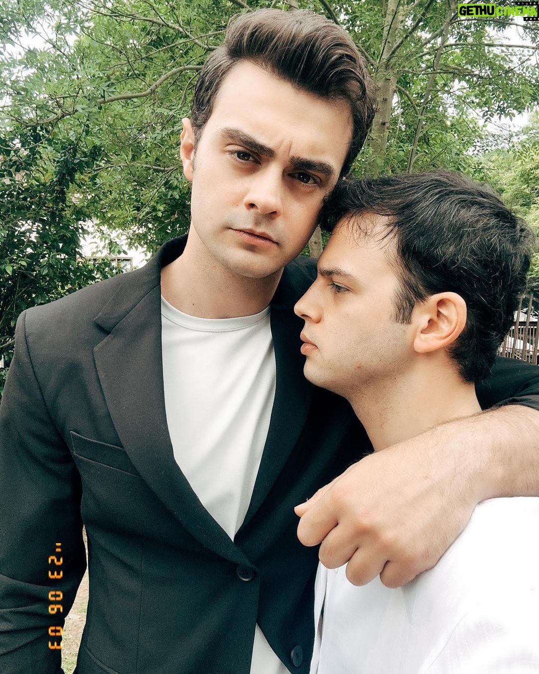 Cihan Şimşek Instagram - Dolu dolu bir 3 sezondu 🌹 Ogimm 🤝 #kardeşlerimsezonfinali