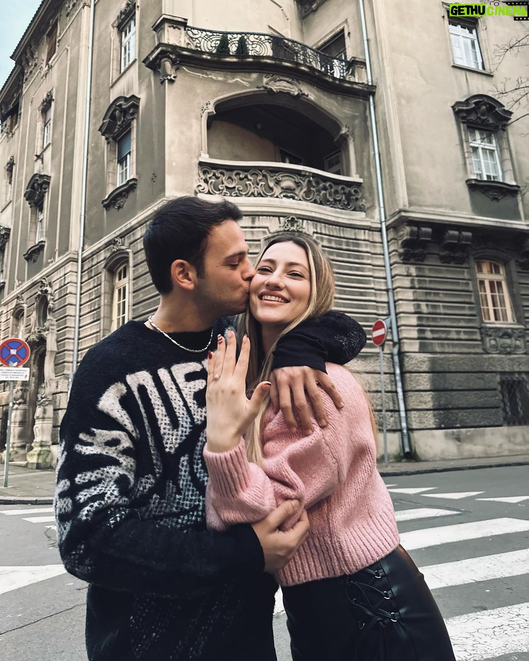 Cihan Şimşek - 657.9K Likes - Eveti kaptım 🤩💍🤍 @sinemsmsk