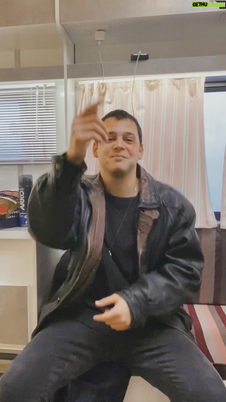 Cihan Şimşek - 464.1K Likes - Kamera arkasını çok sormuşsunuz (: