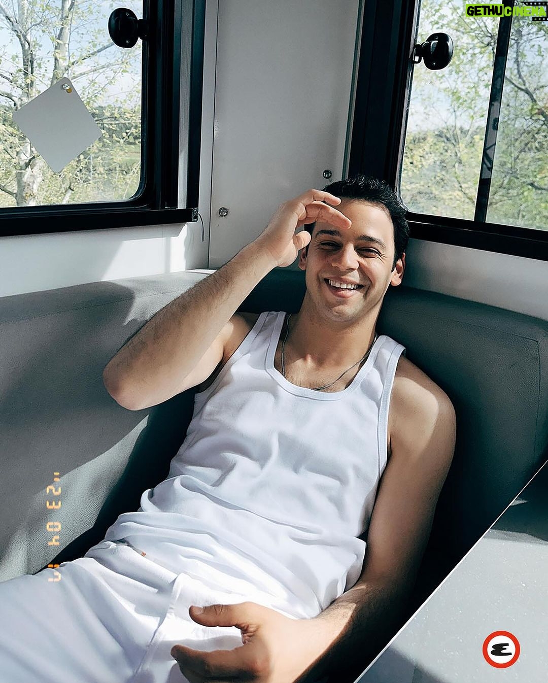 Cihan Şimşek Instagram - Esquire’in “Five Fits With” serisine Cihan Şimşek ile devam ediyoruz. Onun için giyinmek, bir maceradan farksız. İşine gösterdiği özeni kıyafet seçimlerine de yansıtan Cihan’ın öne çıkan 5 stilini inceliyoruz. #FivefitswithEsquire #MensFashion #MensWear #EsquireGuide