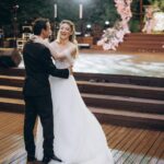 Cihan Şimşek Instagram – Onlar artık evli 🤍

Nereden başlasam bilemiyorum çok özel çok duygulu bir gündü bizim için, eğer ” harika bir düğün oldu ” diyebiliyorsanız kabarık bir teşekkür listeniz oluyor 🍸

Öncelikle..
Kendi düğünleri gibi eğlenen, her anımızda yanımızda olan dostlarımıza ailemize.. 🤍

İlk günden son saniyeye kadar bir an bile bizi yalnız bırakmadan bıkmadan usanmadan en küçük ayrıntısına kadar düşünüp bazen ( gerek yok bence zaten her şey çok güzel ) dediğimiz halde ( hayır oda olsun buda olsun ) diyip kendi düğünü gibi sahiplenen ( İYİ Kİ ) dedirten @elifceorganizasyon ailesine.. 🤍

17 senelik arkadaşın avantajını yaşayıp bir telefonumla ( BENDE ) diyip fotoğraf ve video ekibini anında kuran @kaykustudio ya her anın görüntüsü olsun her anın fotoğrafı olsun diyip yemek yemeyi unutup sabahın ilk ışıklarından beri bizi yalnız bırakmayan @kadirates1 🤍

@batuhangelislihairstudio @batuhangelisli & @iremkocmaroglu size ayrı bir parantez açmam gerek. Yıllardır sektörde olmamın bir güzelliğide sizler gibi maharetli insanlar tanımak oldu Bundan 7 sene önce, ileride evlendiğimizde sen geleceksin Batu dedim :) Geldin 🤍

Bu mutlu günümüzde yanımızda olan en ince ayrıntısına kadar düşünüp ortaya harika bir iş çıkaran @akaybridal e 🤍 

İlk gün telefonla konuştuğumuzda başka arayışa beni sokmayan o güveni hemen verip ortaya harika bir iş çıkaran sesiyle ışığıyla sahnesiyle bize masalsı bir gün hediye eden @mottosanat @melsumelsum 🤍

Daha yeni tanışmamıza rağmen her yere bizi hazırlayan @elaa_stylee ya 🤍 Harika tasarımlarıyla yanımızda olan @goldberk e 🤍 @dsdamatonline 

Son gün instagramda dolaşırken bir mekan gördük ve aşık olduk Biraz zor oldu ama tek telefonla 2 odasını bize tahsis edip güzel yüzleriyle bizi ağırlayan @nubaistanbul ‘a 

Teşekkür ederiz.. 🤍