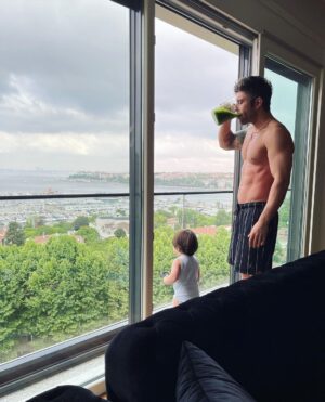 Cihangir Ceyhan Instagram - Sen yeşil seviyorum diyince bebekamın ☘️