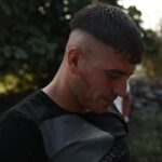 Cihangir Ceyhan Instagram – Herkese merhaba Allahını sevdiklerim. SIFIR BİR 4. sezon finalinin ardından gelen tüm mesajlarınız ve güzel dilekleriniz için kalbimden doğruca teşekkür ediyorum. Allah hepinizden razı olsun. Bu zamana dek hakkını vererek oynamaya çalıştığım ve kısa sürede bir halk hareketi haline gelen CİO BABA karekterine olan sevginiz beni gururlandırıyor. Yansıtığım karekterin sizlerden bu denli geçmesindeki en büyük sebep tüm samimiyetimle ortalama bir Adana gencini yansıtıyor olmamdır. Öyle ki Cio ben olduğum kadar sizsiniz de. Memleketin her sokağında onun izlerine rastlayabilirsiniz. Menderes’teki bir kaldırım kenarında, Gazipaşadaki janti bir sokakta, Taş Köprünün kıyılarında, Kasım Gülekten geçerken, Çarşı’da döner yerken, Hürriyet Parkında sigara içerken görebilirsiniz onu.. O yüzden, bugün Cio Baba ölür, yarın diğeri doğar, dert değil. Umarım bundan sonraki hayat sinemamda da, nereye gidersem gideyim düşle özlemini çektiğim Adana’ya düşer ve memleketiminin hikayelerini anlatan filmler yazıp Cio Baba kadar seveceğiniz karakterlerde oynarım. Herkese desteğinden ötürü minnettar olduğumu belirtir, beraber çıktığımız bu yolda kader birliği yaptığım SIFIR BİR ekibine de teşekkür ederek bundan sonraki hayatlarında ve projelerinde başarılar dilerim. Tek başına bir şey söylemenin manasız olduğu böyle zamanlarda sizi durumdan sıyıran sözler vardır: Şartlar bunu gösterdi, böyle oldu. Allah herkesin yolunu açık etsin ve gönlündekini yaşatsın. Bir gün Adana’daki sanatçılar parkının herhangi bir yerine heykelim dikilene dek aynı heyecan ve mücadele ruhuyla çalışıp, kendimi bozmadan, birbirinden essahlı projelerle bu memlekete yakışır bir kardeşiniz ve aktör olmaya devam edeceğimden kuşkunuz olmasın. Belki bugün değil ama bir gün her şey çok güzel olacak. Sevgi ve barış ile. Sosyal medyada çıkan haberler asılsızdır ve önüne geçemediğim kadar büyümüştür aslına bakarsanız bende şaşkınım bu hale gelmesine lakin para daha fazla şöhret veya bu denli şeyler yüzünden sıfırbirden ayrılıp başka bi diziye geçmedim rahat olun :) Not: Yurtdışında, Türkiyede ve Adanadan beni sevenlere sonsuz teşekkür ederim ve HÜRRİYET MAHALLESİNE -CİO ÖLDÜ HA Adana Hürriyet Mahallesi