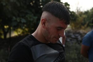 Cihangir Ceyhan Instagram - Herkese merhaba Allahını sevdiklerim. SIFIR BİR 4. sezon finalinin ardından gelen tüm mesajlarınız ve güzel dilekleriniz için kalbimden doğruca teşekkür ediyorum. Allah hepinizden razı olsun. Bu zamana dek hakkını vererek oynamaya çalıştığım ve kısa sürede bir halk hareketi haline gelen CİO BABA karekterine olan sevginiz beni gururlandırıyor. Yansıtığım karekterin sizlerden bu denli geçmesindeki en büyük sebep tüm samimiyetimle ortalama bir Adana gencini yansıtıyor olmamdır. Öyle ki Cio ben olduğum kadar sizsiniz de. Memleketin her sokağında onun izlerine rastlayabilirsiniz. Menderes'teki bir kaldırım kenarında, Gazipaşadaki janti bir sokakta, Taş Köprünün kıyılarında, Kasım Gülekten geçerken, Çarşı'da döner yerken, Hürriyet Parkında sigara içerken görebilirsiniz onu.. O yüzden, bugün Cio Baba ölür, yarın diğeri doğar, dert değil. Umarım bundan sonraki hayat sinemamda da, nereye gidersem gideyim düşle özlemini çektiğim Adana'ya düşer ve memleketiminin hikayelerini anlatan filmler yazıp Cio Baba kadar seveceğiniz karakterlerde oynarım. Herkese desteğinden ötürü minnettar olduğumu belirtir, beraber çıktığımız bu yolda kader birliği yaptığım SIFIR BİR ekibine de teşekkür ederek bundan sonraki hayatlarında ve projelerinde başarılar dilerim. Tek başına bir şey söylemenin manasız olduğu böyle zamanlarda sizi durumdan sıyıran sözler vardır: Şartlar bunu gösterdi, böyle oldu. Allah herkesin yolunu açık etsin ve gönlündekini yaşatsın. Bir gün Adana'daki sanatçılar parkının herhangi bir yerine heykelim dikilene dek aynı heyecan ve mücadele ruhuyla çalışıp, kendimi bozmadan, birbirinden essahlı projelerle bu memlekete yakışır bir kardeşiniz ve aktör olmaya devam edeceğimden kuşkunuz olmasın. Belki bugün değil ama bir gün her şey çok güzel olacak. Sevgi ve barış ile. Sosyal medyada çıkan haberler asılsızdır ve önüne geçemediğim kadar büyümüştür aslına bakarsanız bende şaşkınım bu hale gelmesine lakin para daha fazla şöhret veya bu denli şeyler yüzünden sıfırbirden ayrılıp başka bi diziye geçmedim rahat olun :) Not: Yurtdışında, Türkiyede ve Adanadan beni sevenlere sonsuz teşekkür ederim ve HÜRRİYET MAHALLESİNE -CİO ÖLDÜ HA