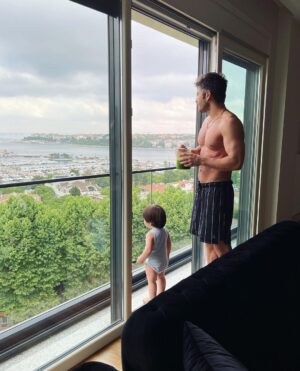 Cihangir Ceyhan Instagram - Sen yeşil seviyorum diyince bebekamın ☘️