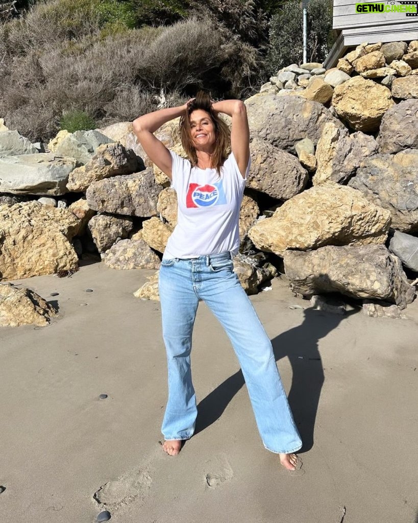 Cindy Crawford Instagram - Peace and Pepsi 💋•