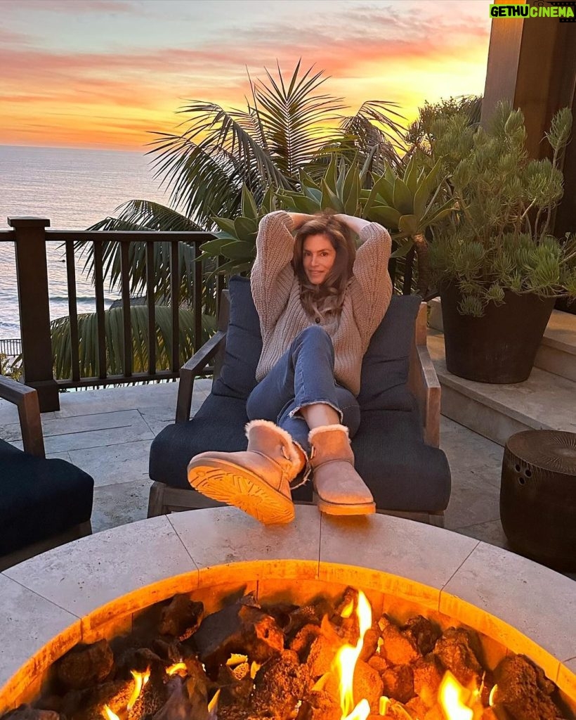 Cindy Crawford Instagram - Cozying up 🤎