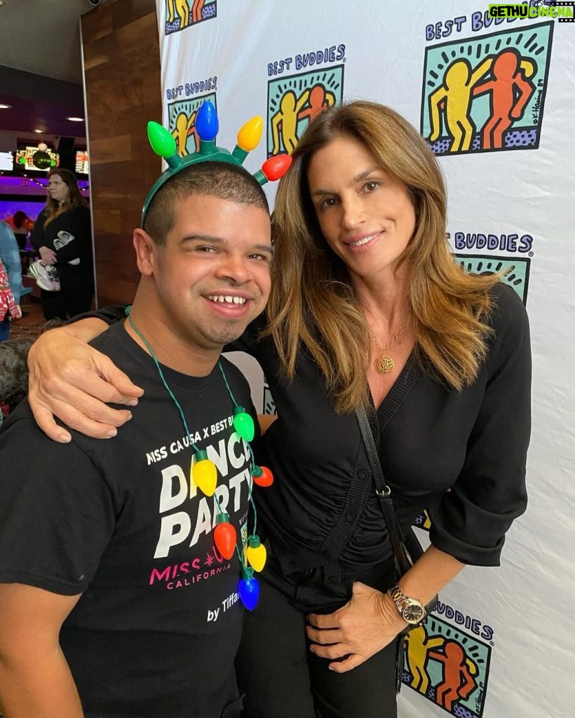 Cindy Crawford Instagram - Nothing gets me in the holiday spirit more than the @bestbuddies annual bowling day! Good cheer and hugs abound! ❤️